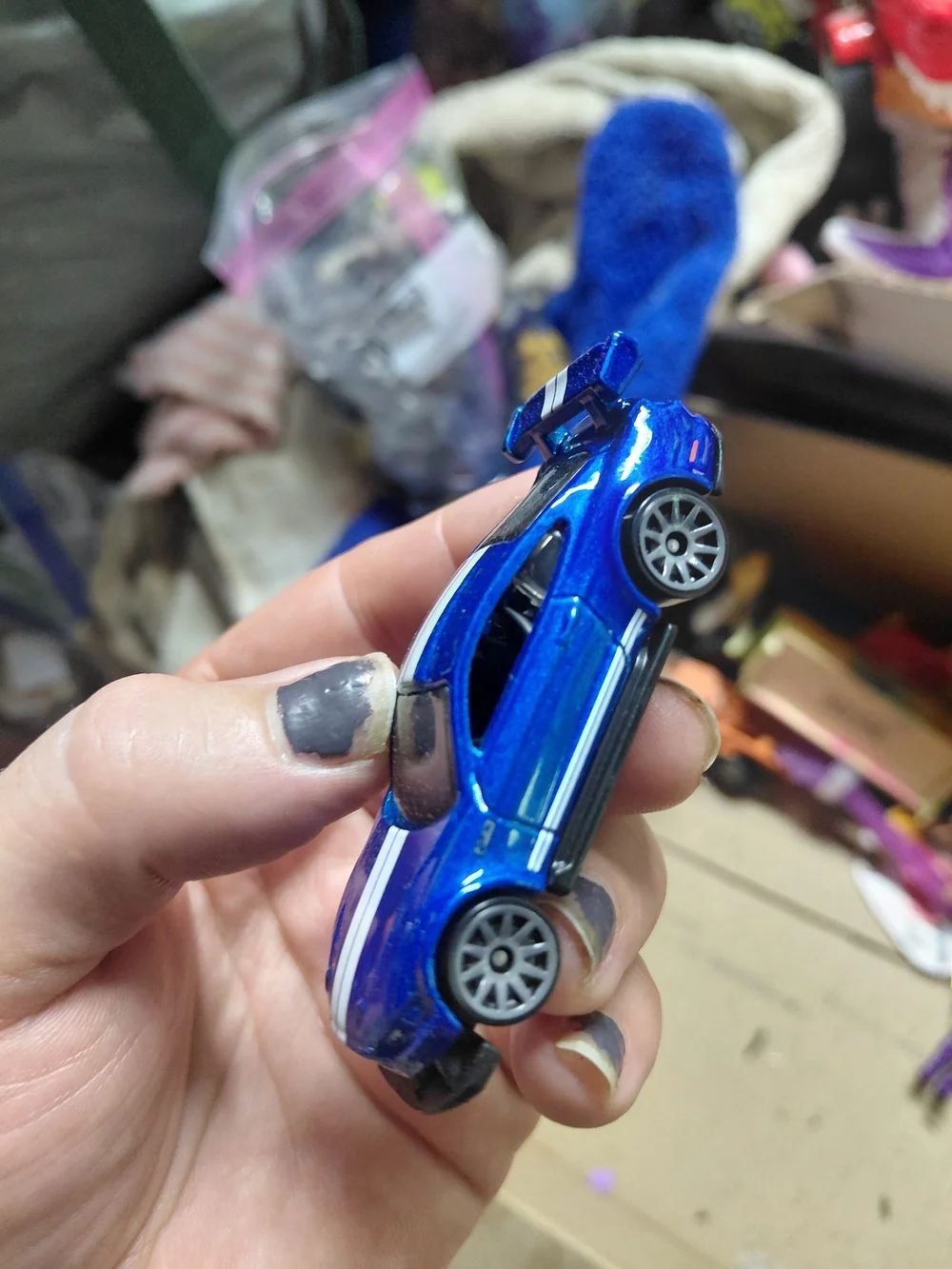 Hot Wheels Custom ’18 Ford Mustang GT in pearlescent blue with white racing stri